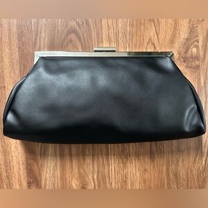 Wallyn’s Elegant Black Clutch Bag